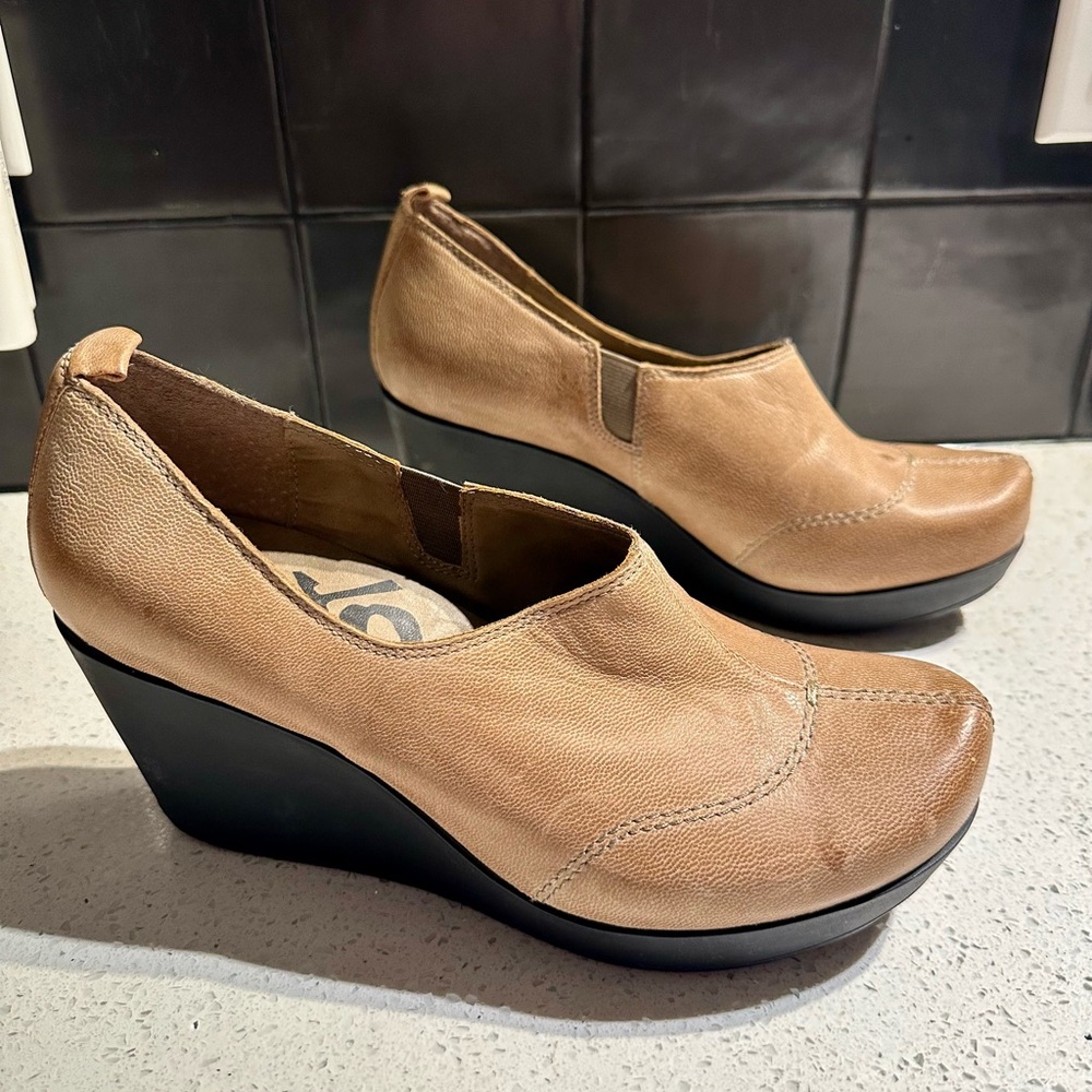 GUC•OTBT Tan Leather Wedges